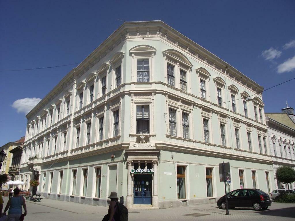 Palace - Belvarosi Apartman Eger Exterior foto
